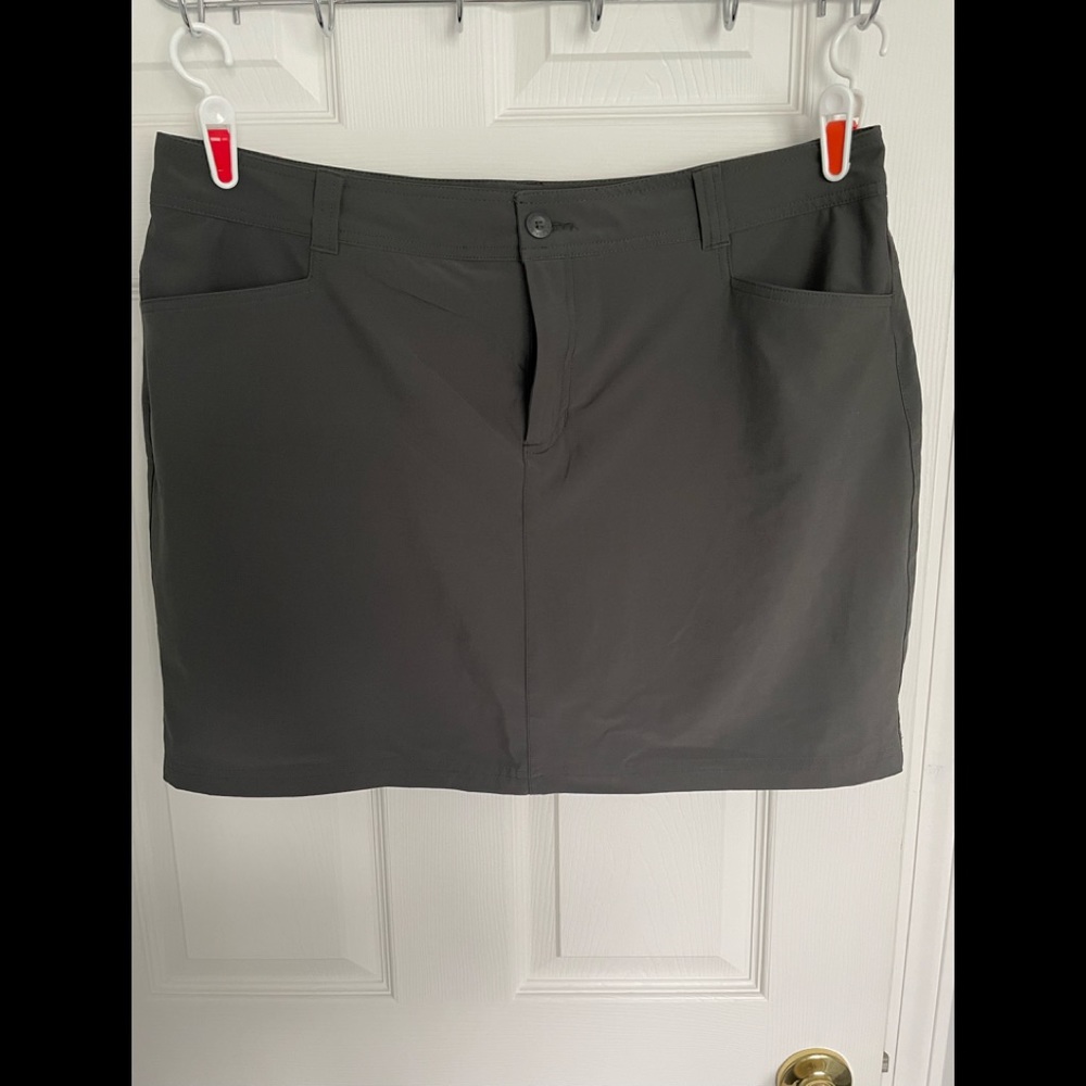 Size 16 Eddie Bauer skirt with shorts